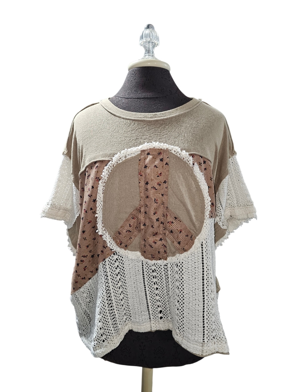 POL Beige and White Crochet Peace Sign Short Sleeve Top browntan white oversized